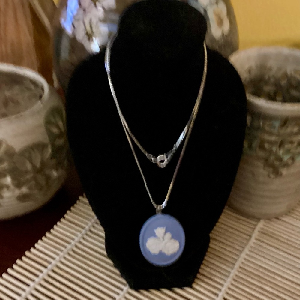 STUNNING WEDGWOOD JASPERWARE FLORAL NECKLACE